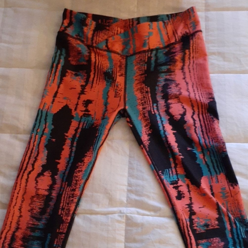 Fabletics Colorful Multicolor Arrow Chevron Capri